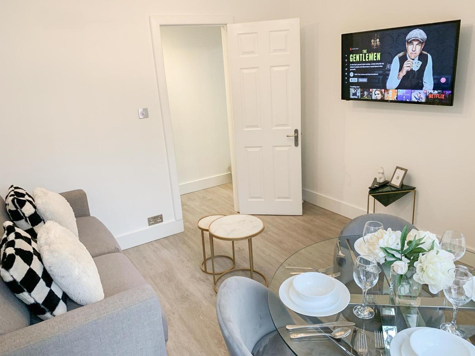 Vibrant 2-Bedroom Flat with Elevator in Marylebone, Close to Hyde Park & Edgware Road