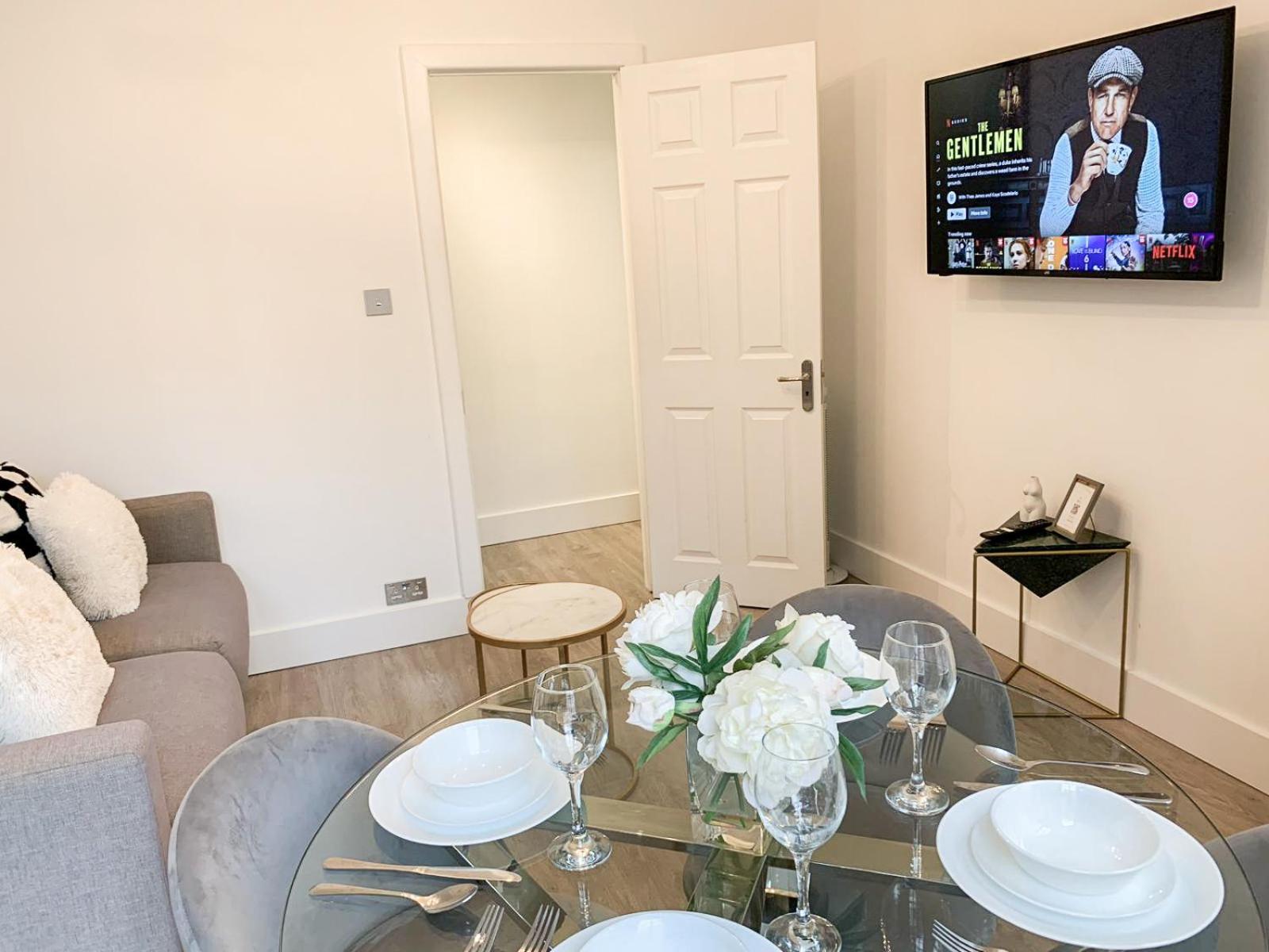 Vibrant 2-Bedroom Flat with Elevator in Marylebone, Close to Hyde Park & Edgware Road