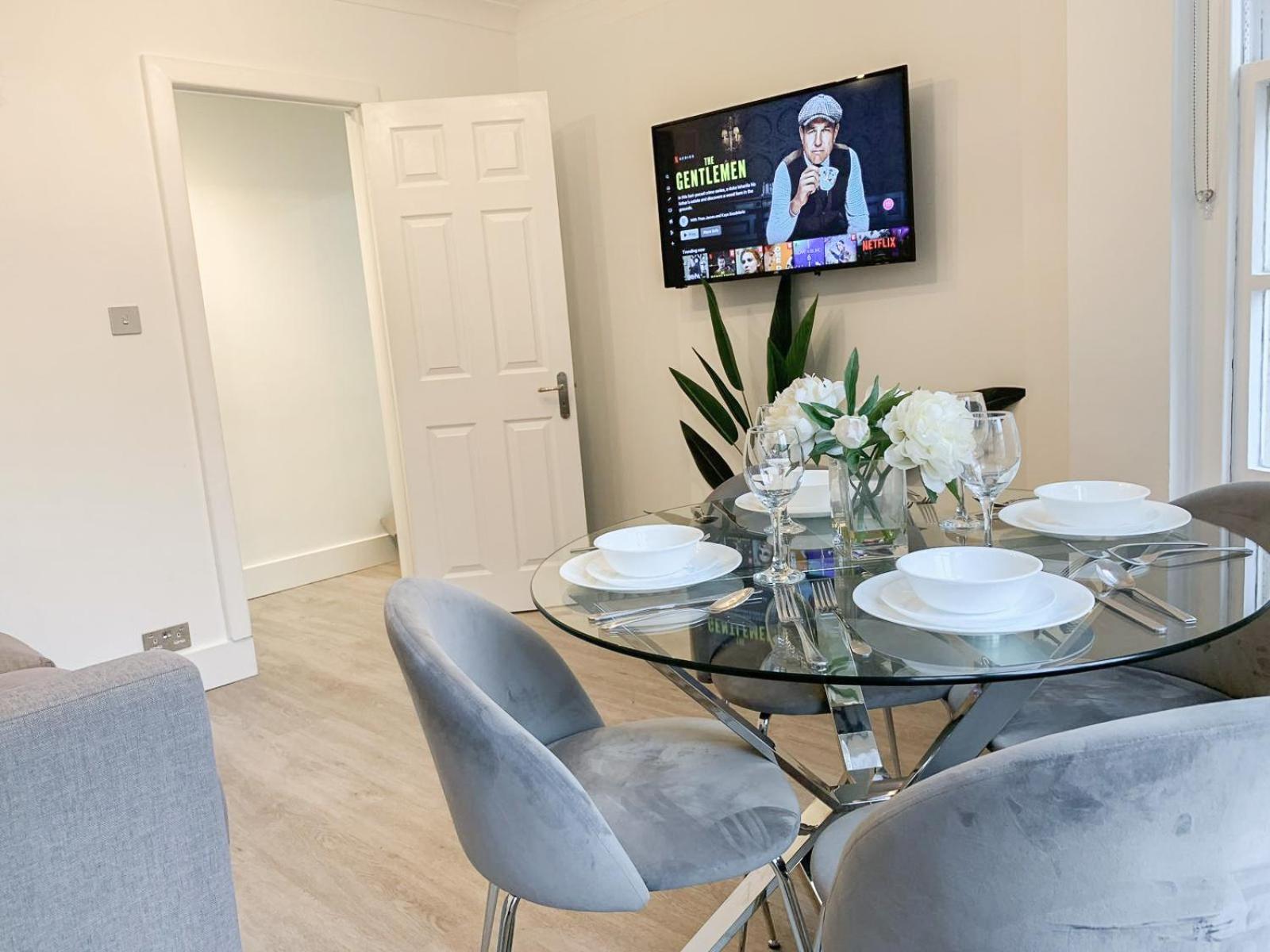 Vibrant 2-Bedroom Flat with Elevator in Marylebone, Close to Hyde Park & Edgware Road