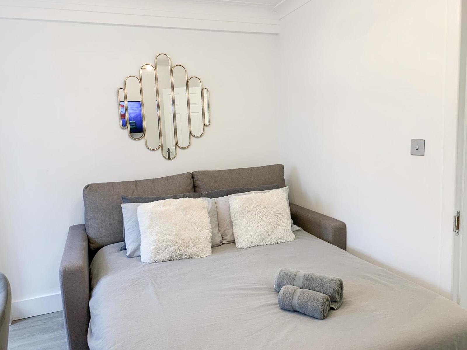 Vibrant 2-Bedroom Flat with Elevator in Marylebone, Close to Hyde Park & Edgware Road