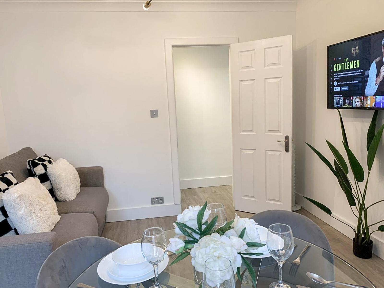 Vibrant 2-Bedroom Flat with Elevator in Marylebone, Close to Hyde Park & Edgware Road