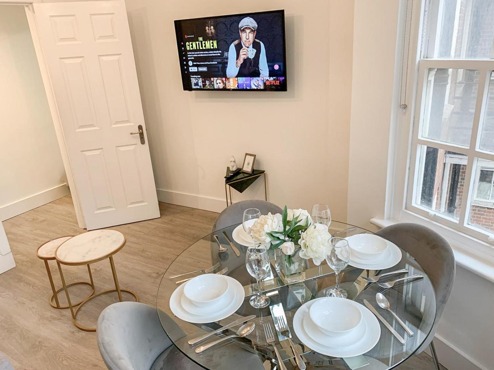 Vibrant 2-Bedroom Flat with Elevator in Marylebone, Close to Hyde Park & Edgware Road