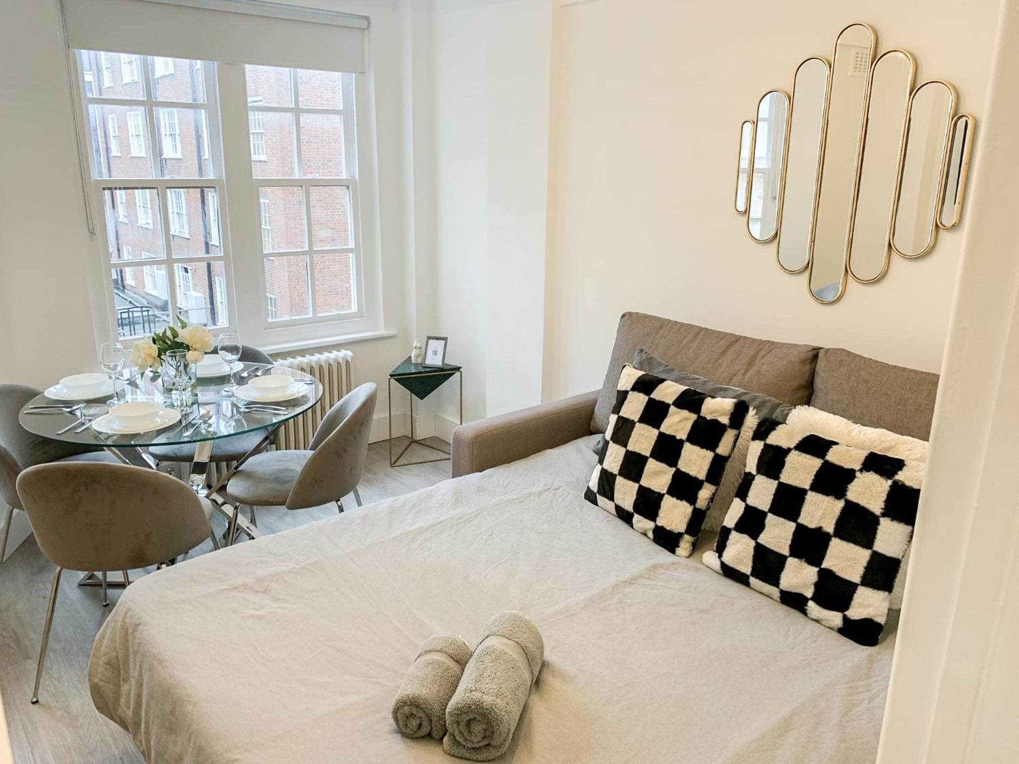 Vibrant 2-Bedroom Flat with Elevator in Marylebone, Close to Hyde Park & Edgware Road