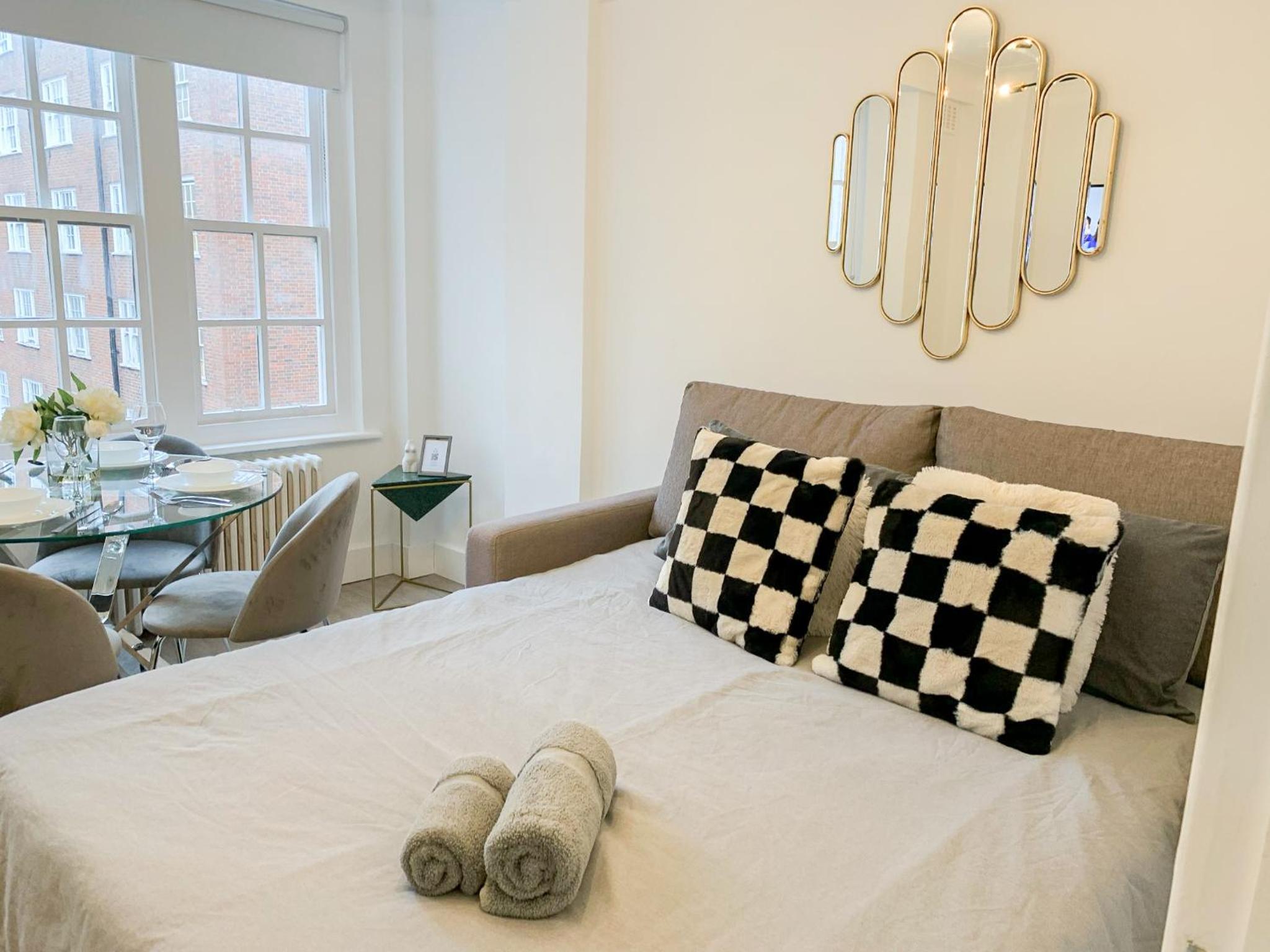 Vibrant 2-Bedroom Flat with Elevator in Marylebone, Close to Hyde Park & Edgware Road