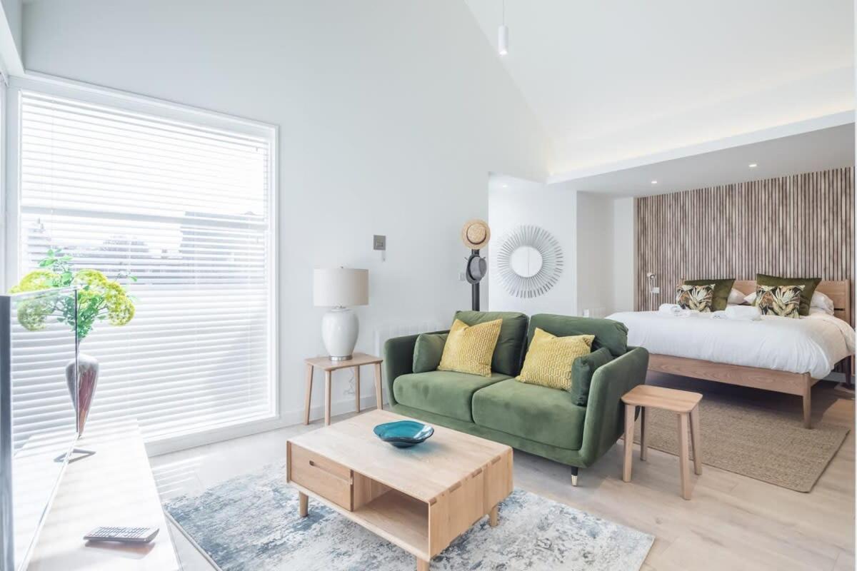 Luxurious City Centre Apartment with Balcony view 2