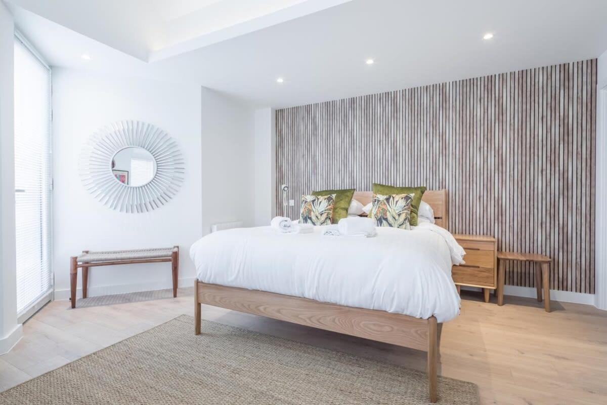 Luxurious City Centre Apartment with Balcony view 3