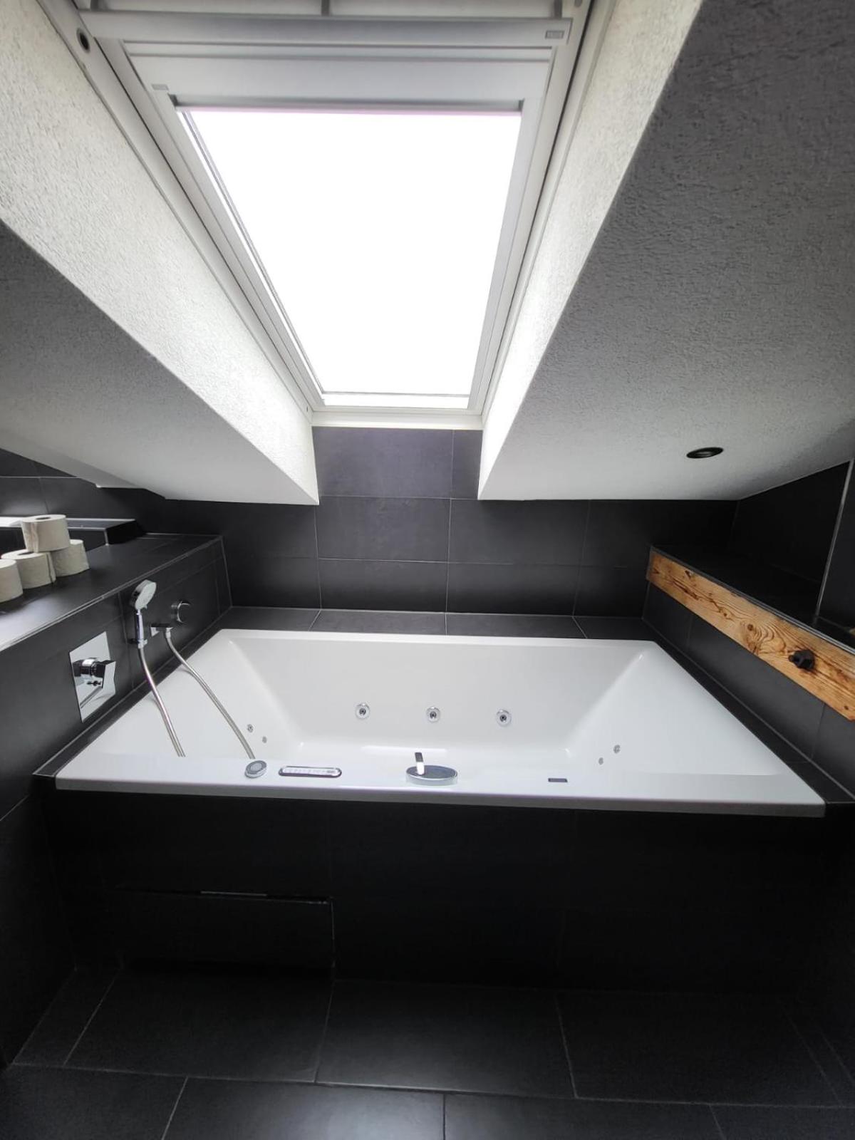 Presidental Suite Apartment by Livingdowntown