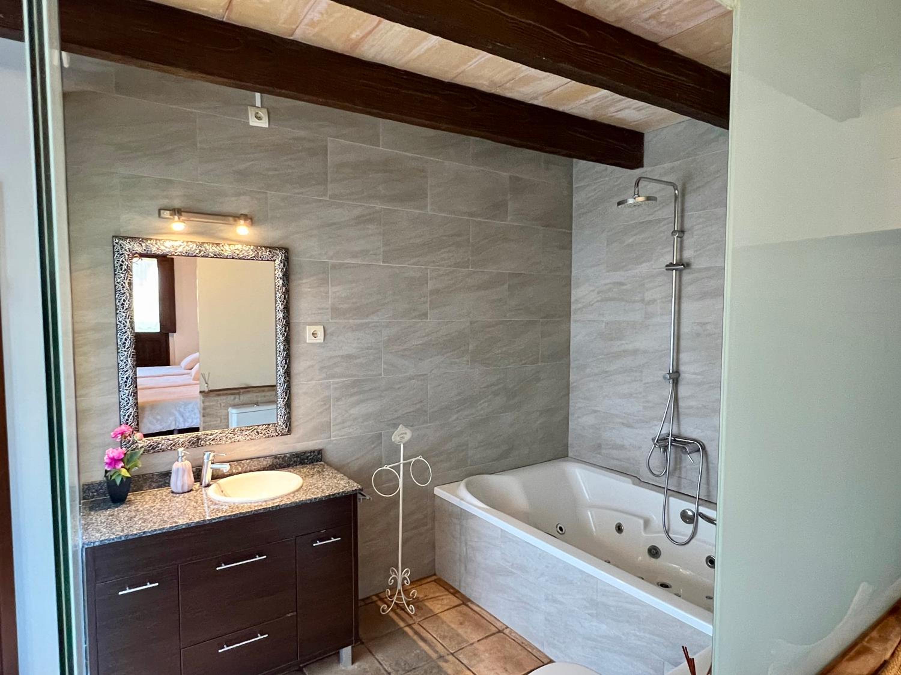 Casa Mas Molines con piscina, jacuzzi y barbacoas.