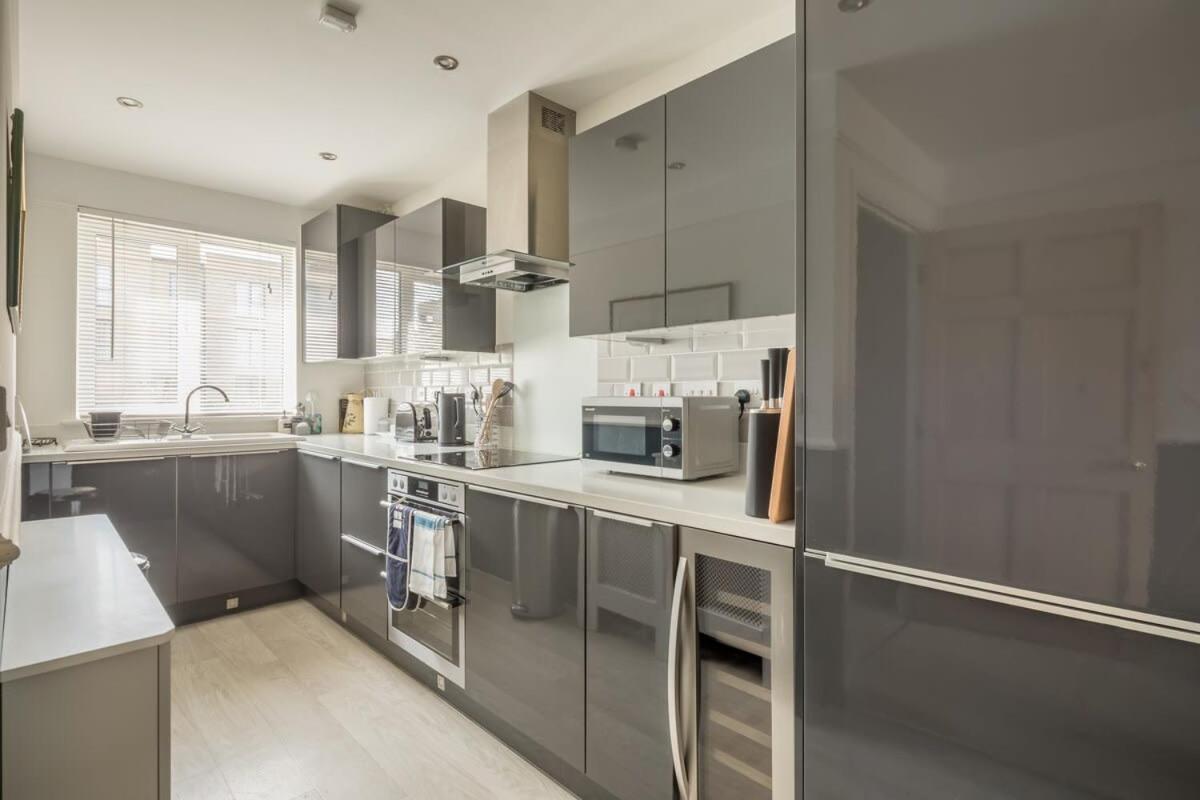 Stunning 3 Bedroom Home with Terrace & Parking view 4