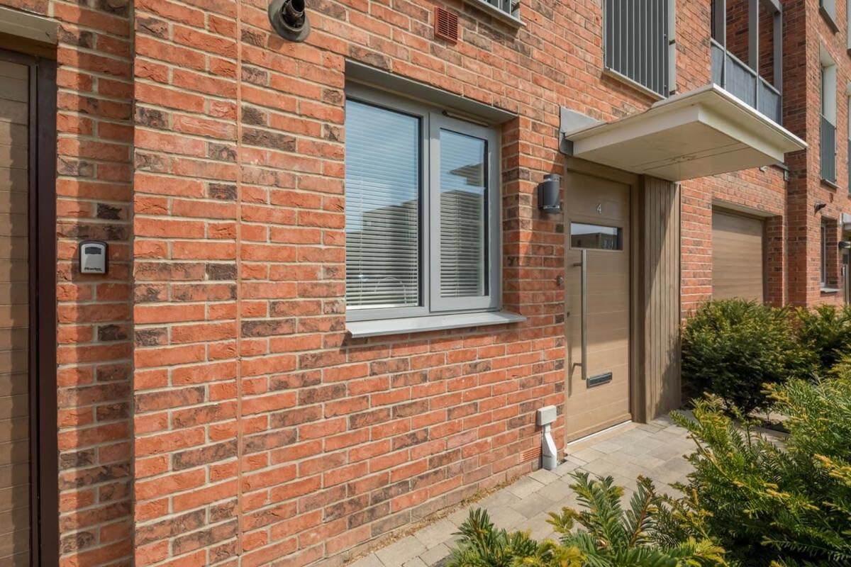 Stunning 3 Bedroom Home with Terrace & Parking view 2