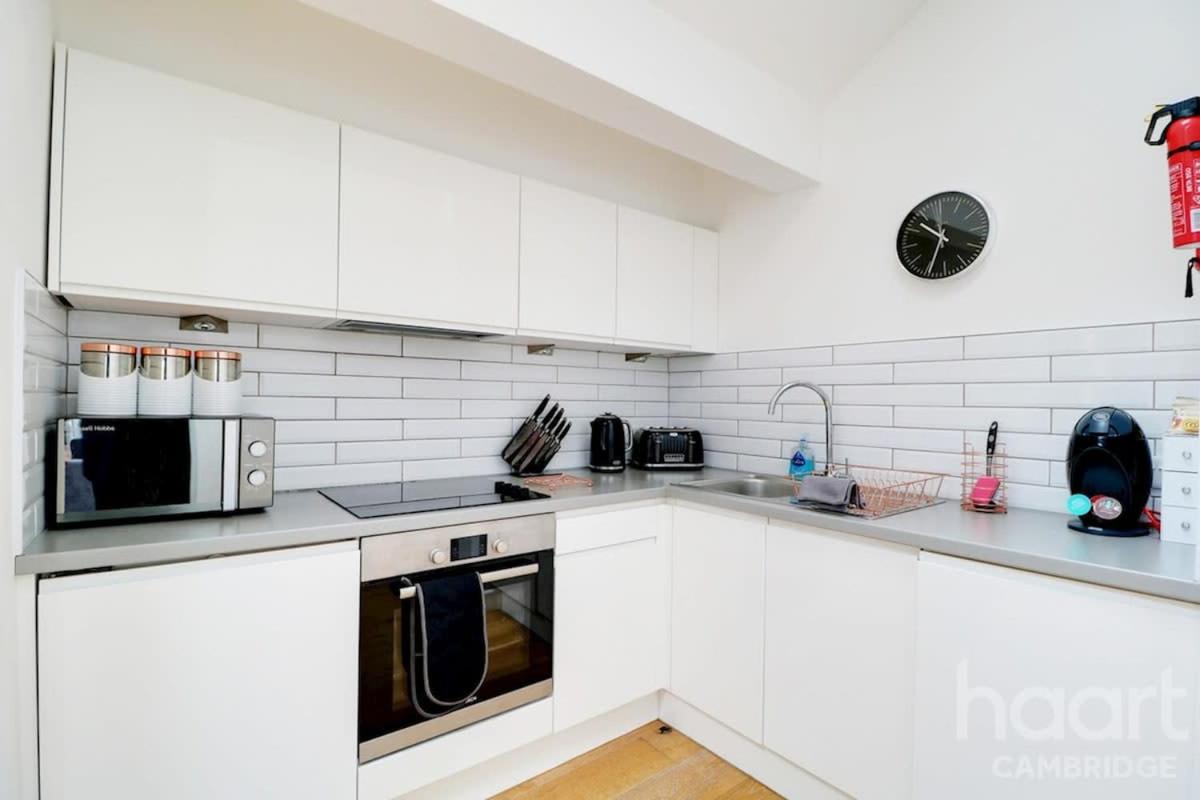 Lovely 1 Bedroom Flat with Free Off Road Parking