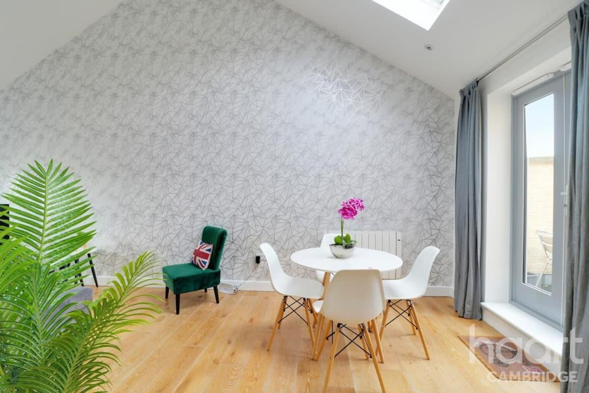 Lovely 1 Bedroom Flat with Free Off Road Parking