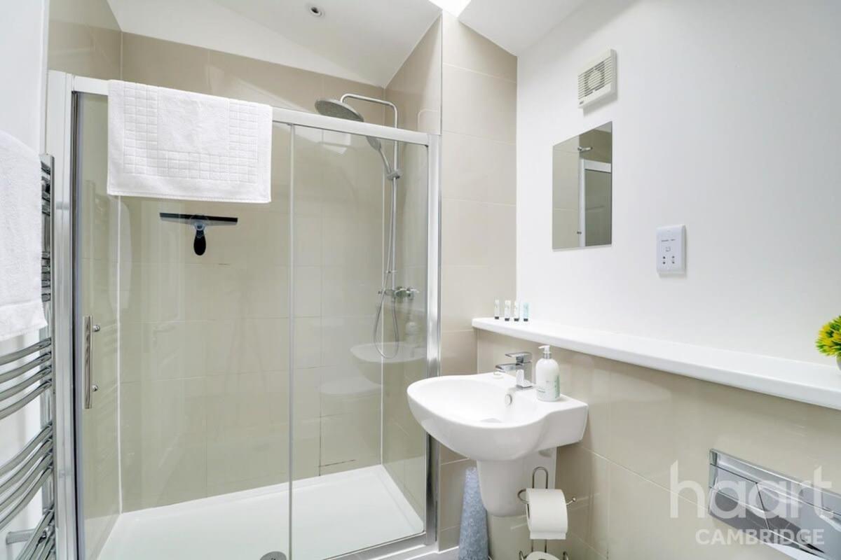 Lovely 1 Bedroom Flat with Free Off Road Parking