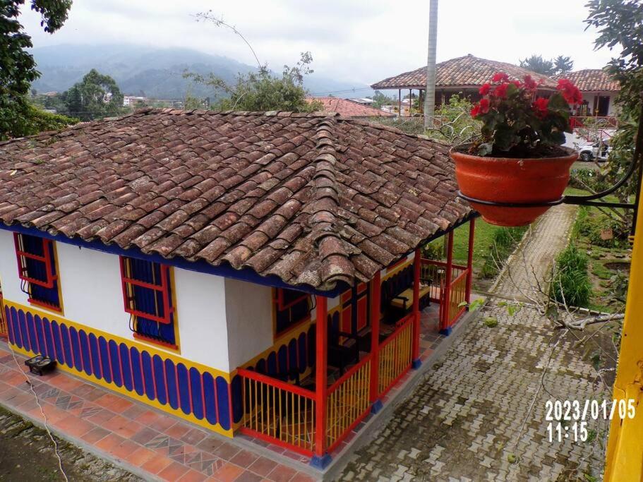 El Madrigal Cabin - Adorable 2-bedroom guesthouse