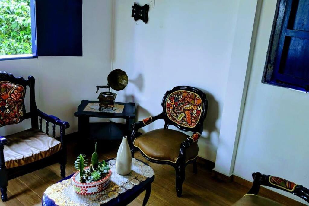 El Madrigal Cabin - Adorable 2-bedroom guesthouse