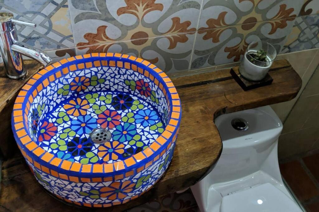 El Madrigal Cabin - Adorable 2-bedroom guesthouse