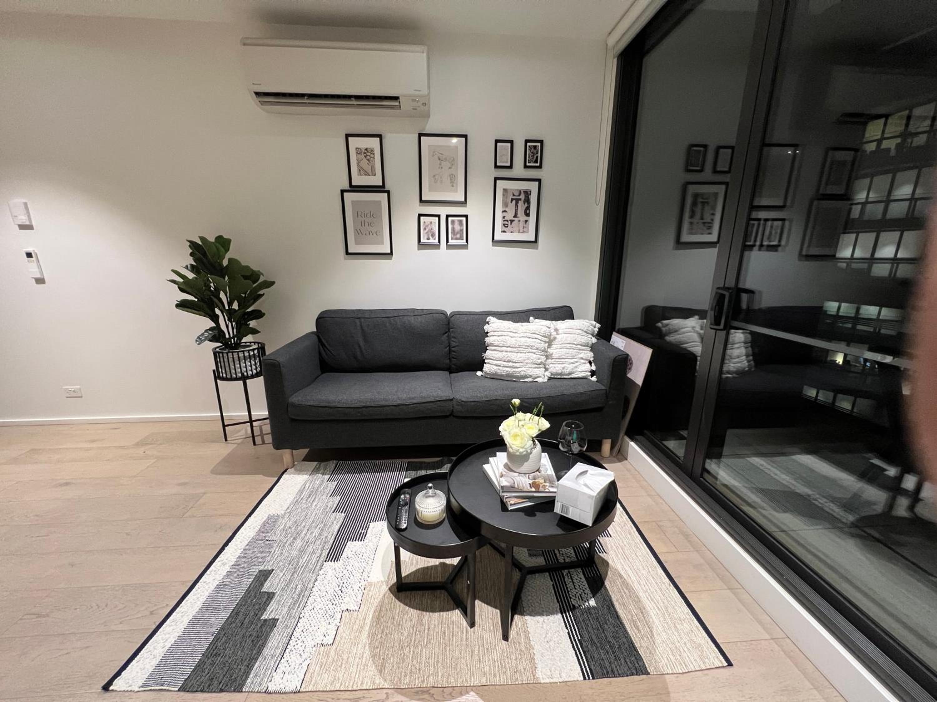 Free Parking Private Room in Docklands - Amazing View - Shared Washroom - Homestay with Host