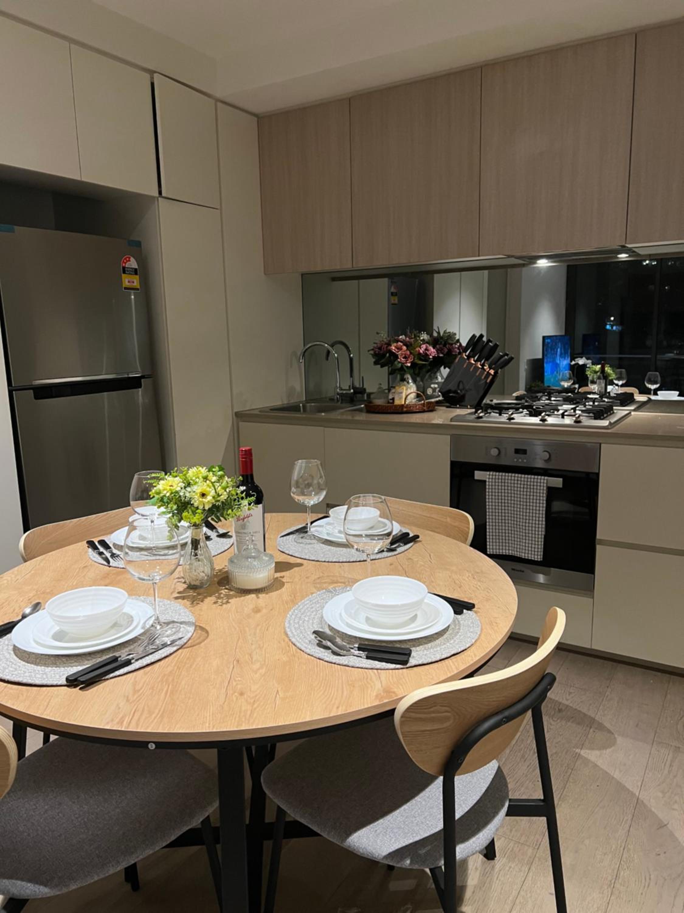 Free Parking Private Room in Docklands - Amazing View - Shared Washroom - Homestay with Host