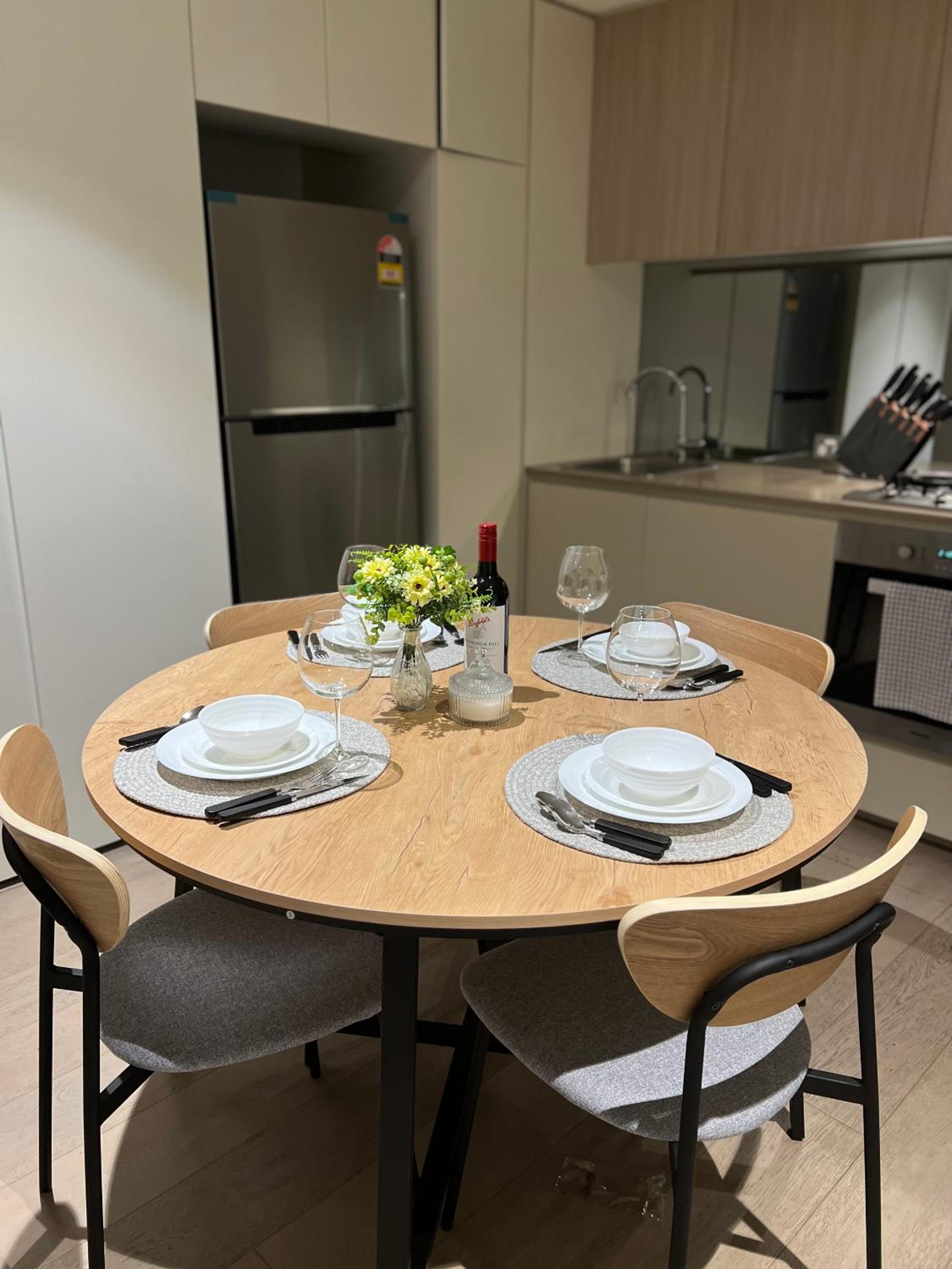 Free Parking Private Room in Docklands - Amazing View - Shared Washroom - Homestay with Host