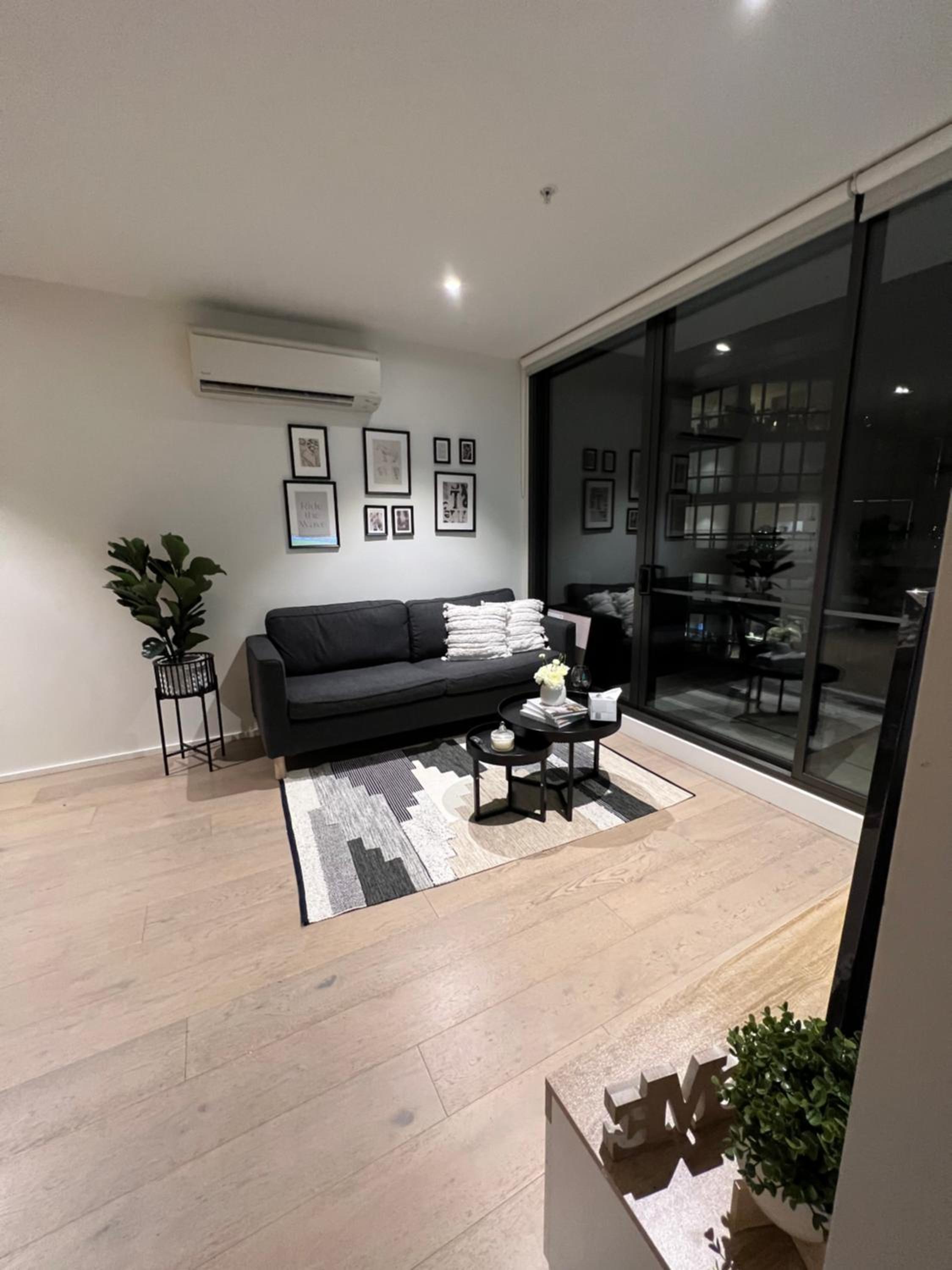 Free Parking Private Room in Docklands - Amazing View - Shared Washroom - Homestay with Host