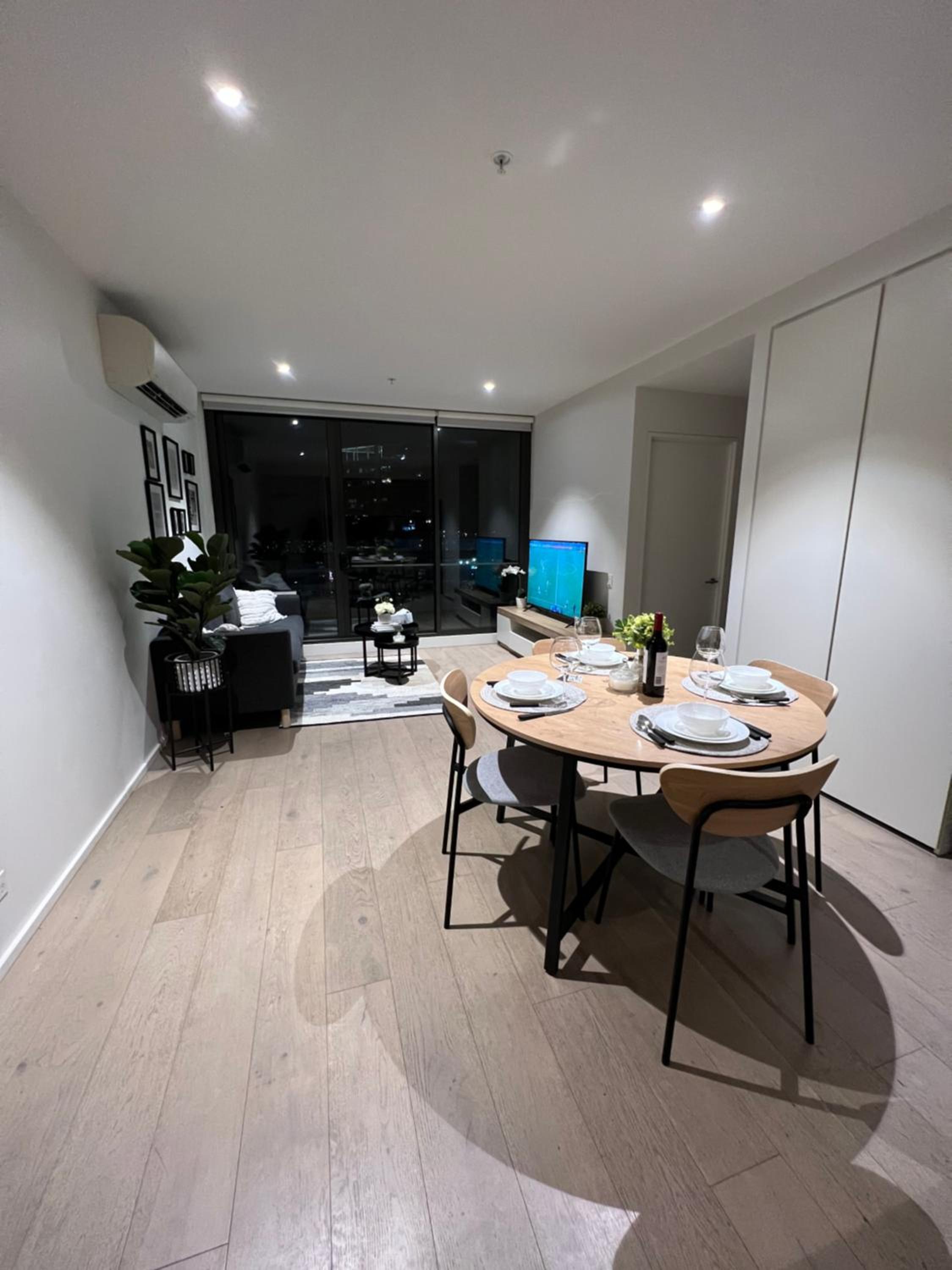 Free Parking Private Room in Docklands - Amazing View - Shared Washroom - Homestay with Host