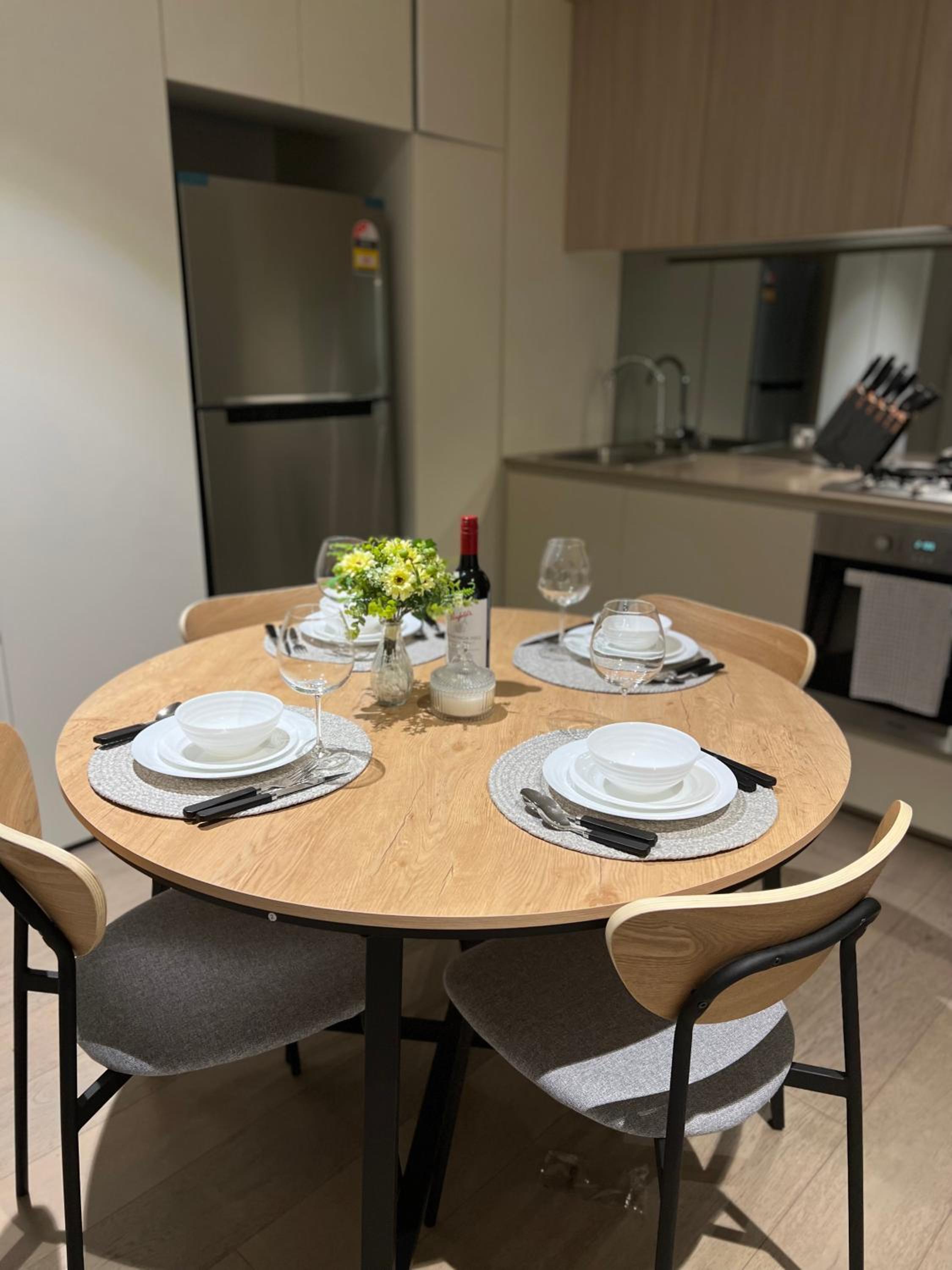Free Parking Private Room in Docklands - Amazing View - Shared Washroom - Homestay with Host