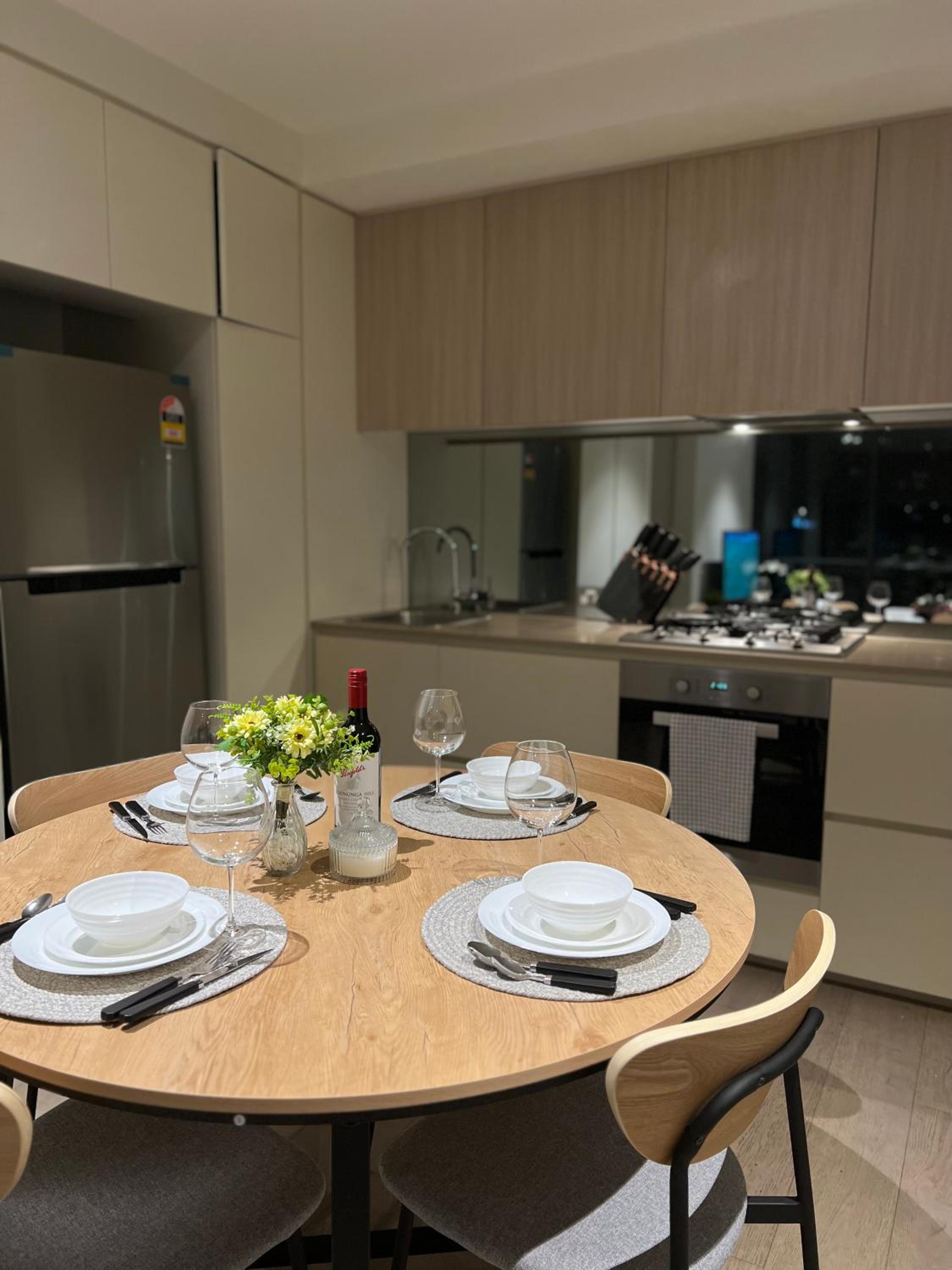 Free Parking Private Room in Docklands - Amazing View - Shared Washroom - Homestay with Host