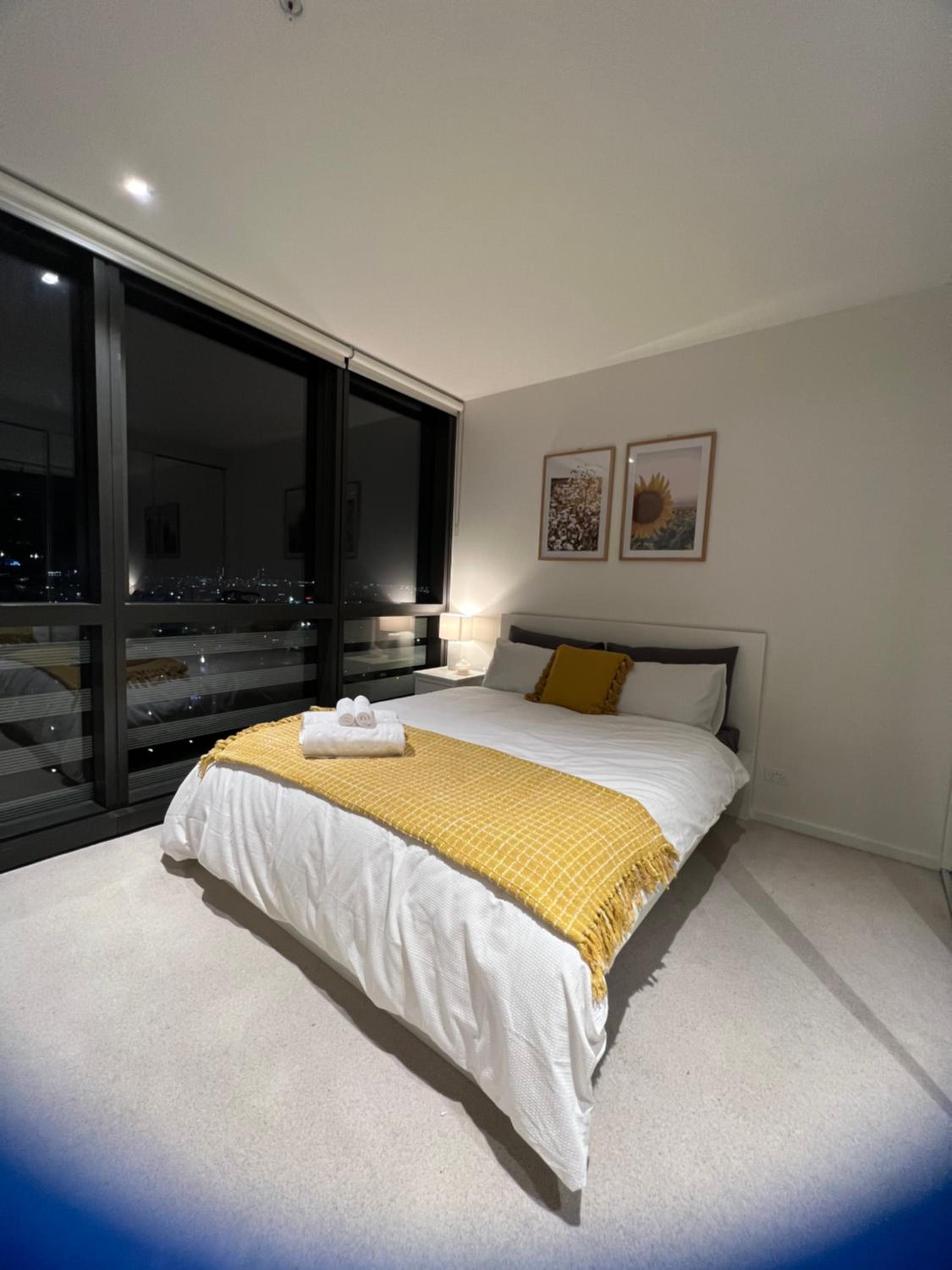 Free Parking Private Room in Docklands - Amazing View - Shared Washroom - Homestay with Host
