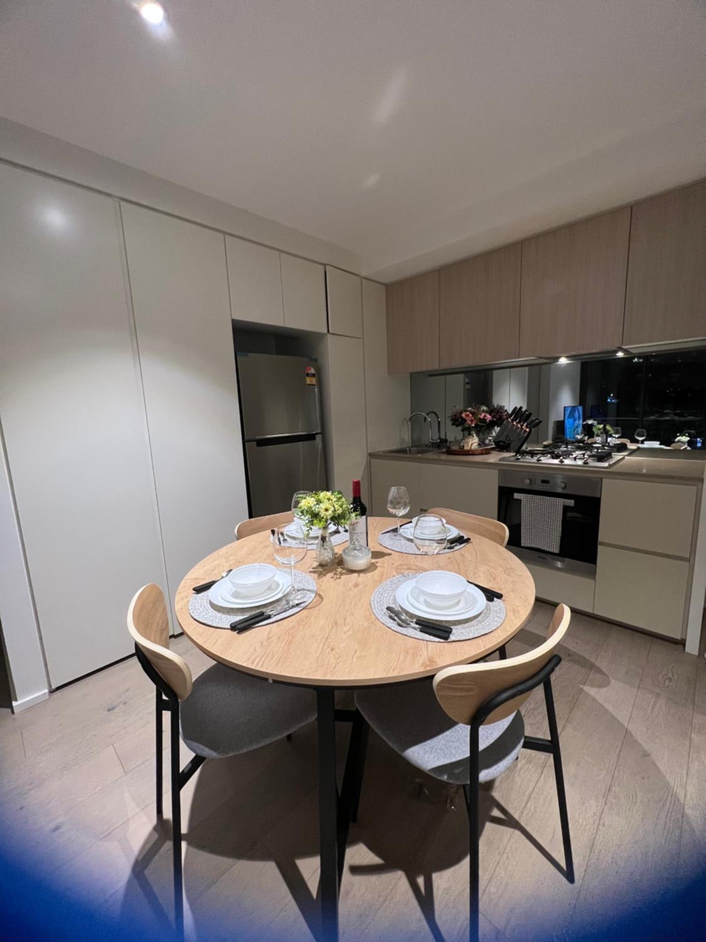 Free Parking Private Room in Docklands - Amazing View - Shared Washroom - Homestay with Host