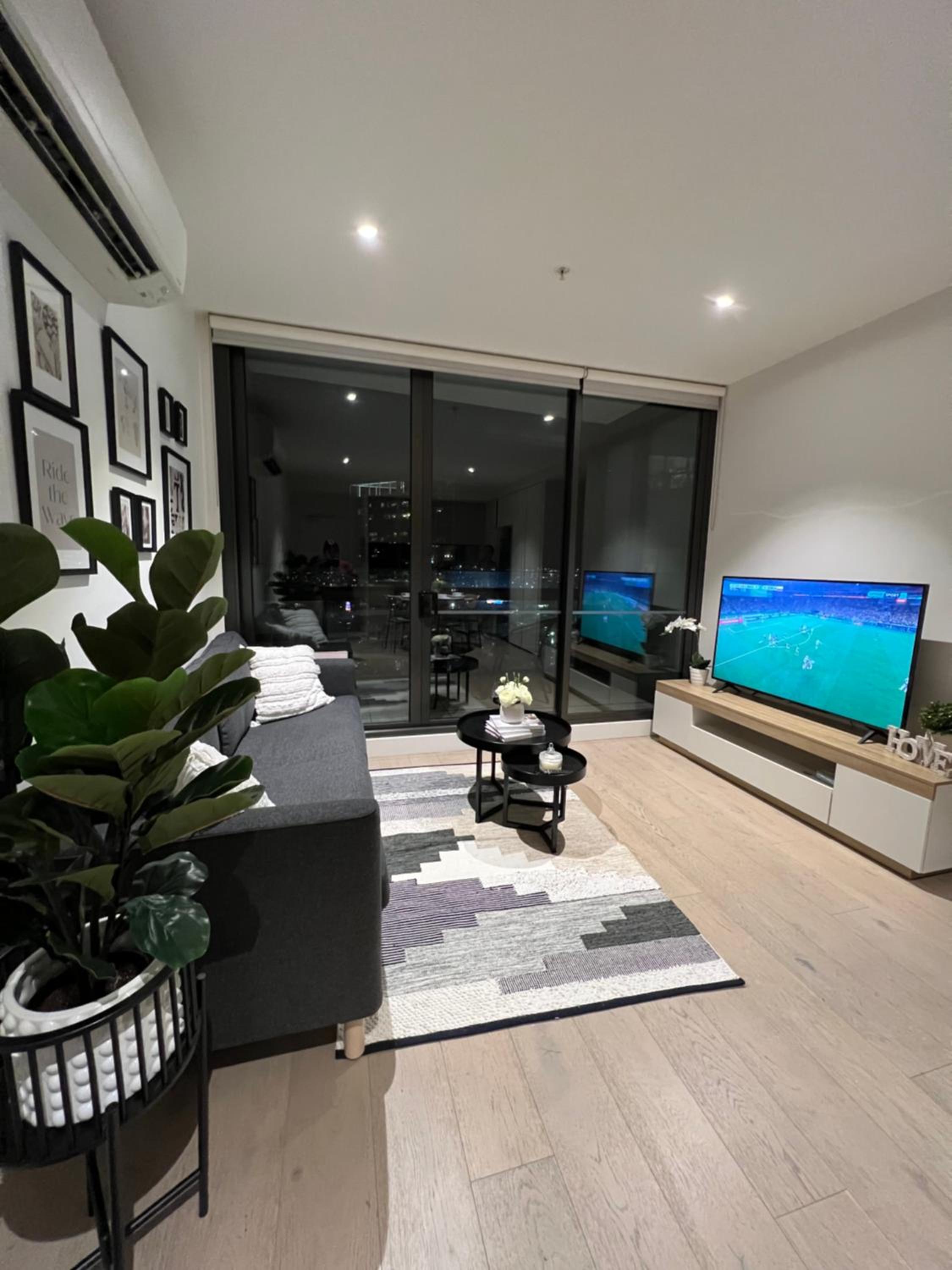 Free Parking Private Room in Docklands - Amazing View - Shared Washroom - Homestay with Host