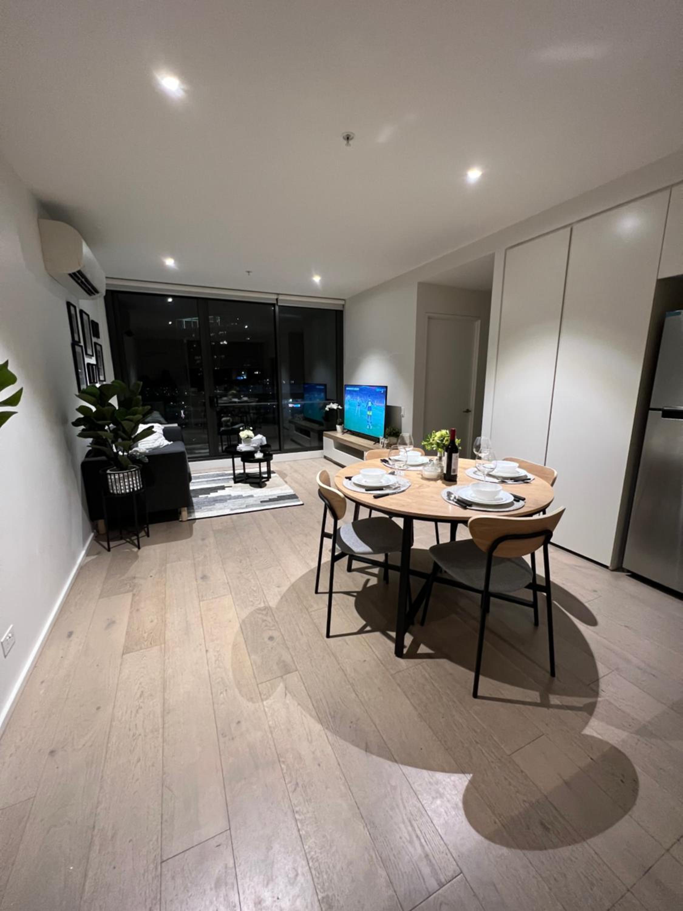 Free Parking Private Room in Docklands - Amazing View - Shared Washroom - Homestay with Host