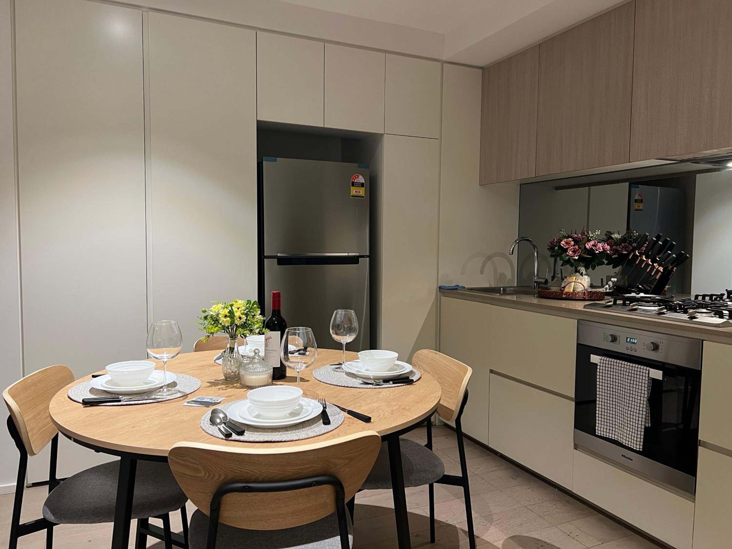 Free Parking Private Room in Docklands - Amazing View - Shared Washroom - Homestay with Host