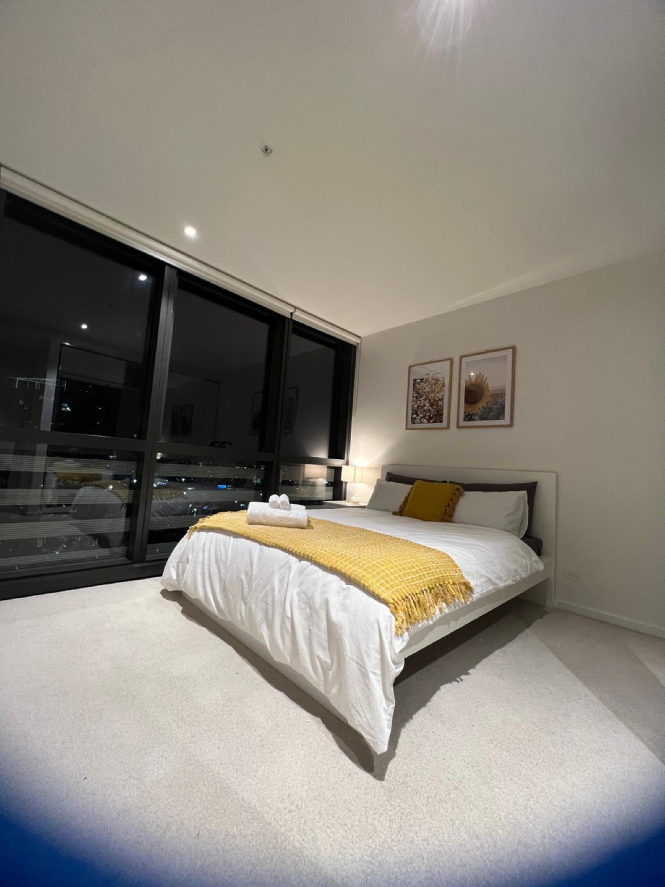 Free Parking Private Room in Docklands - Amazing View - Shared Washroom - Homestay with Host