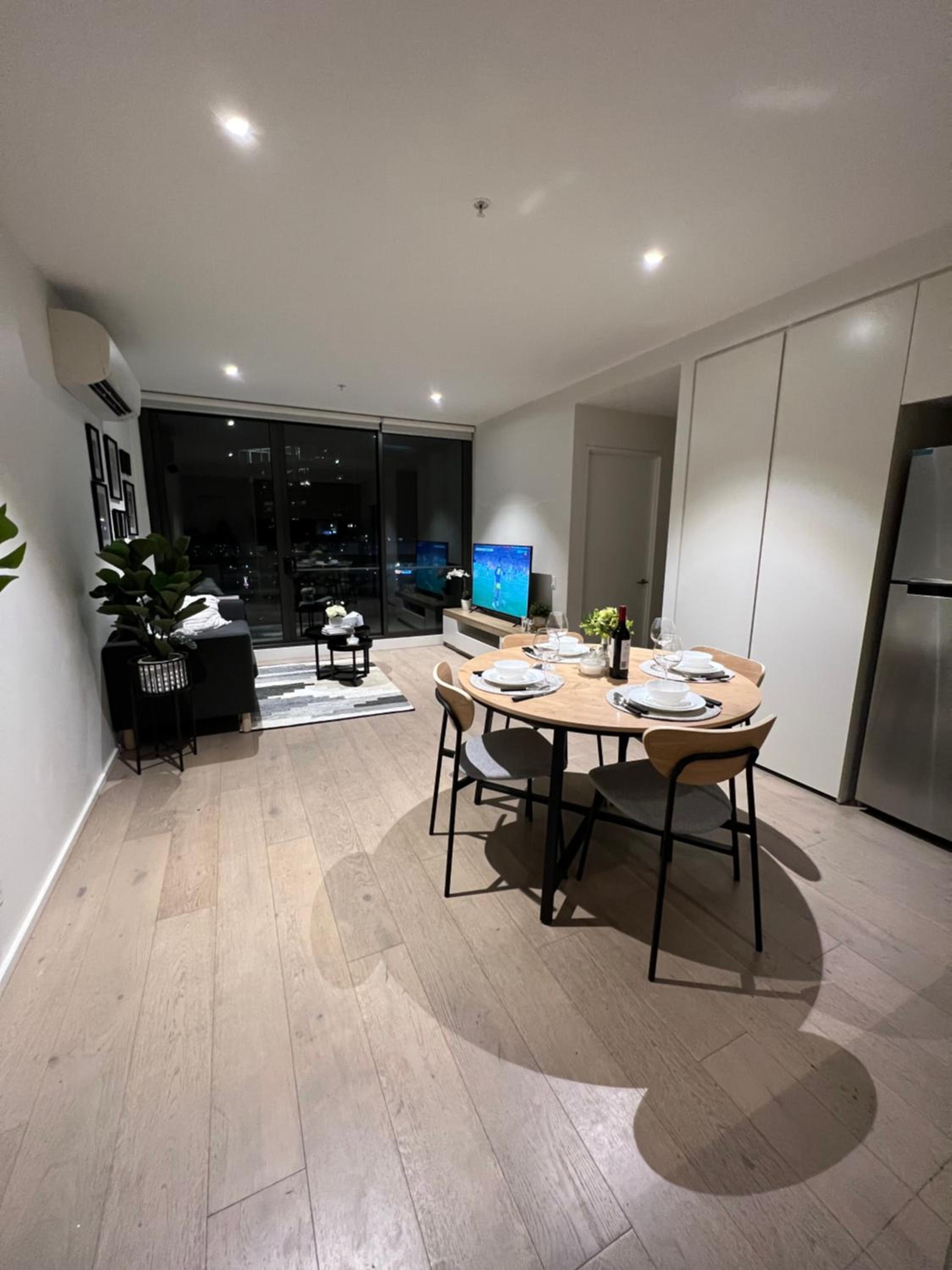 Free Parking Private Room in Docklands - Amazing View - Shared Washroom - Homestay with Host
