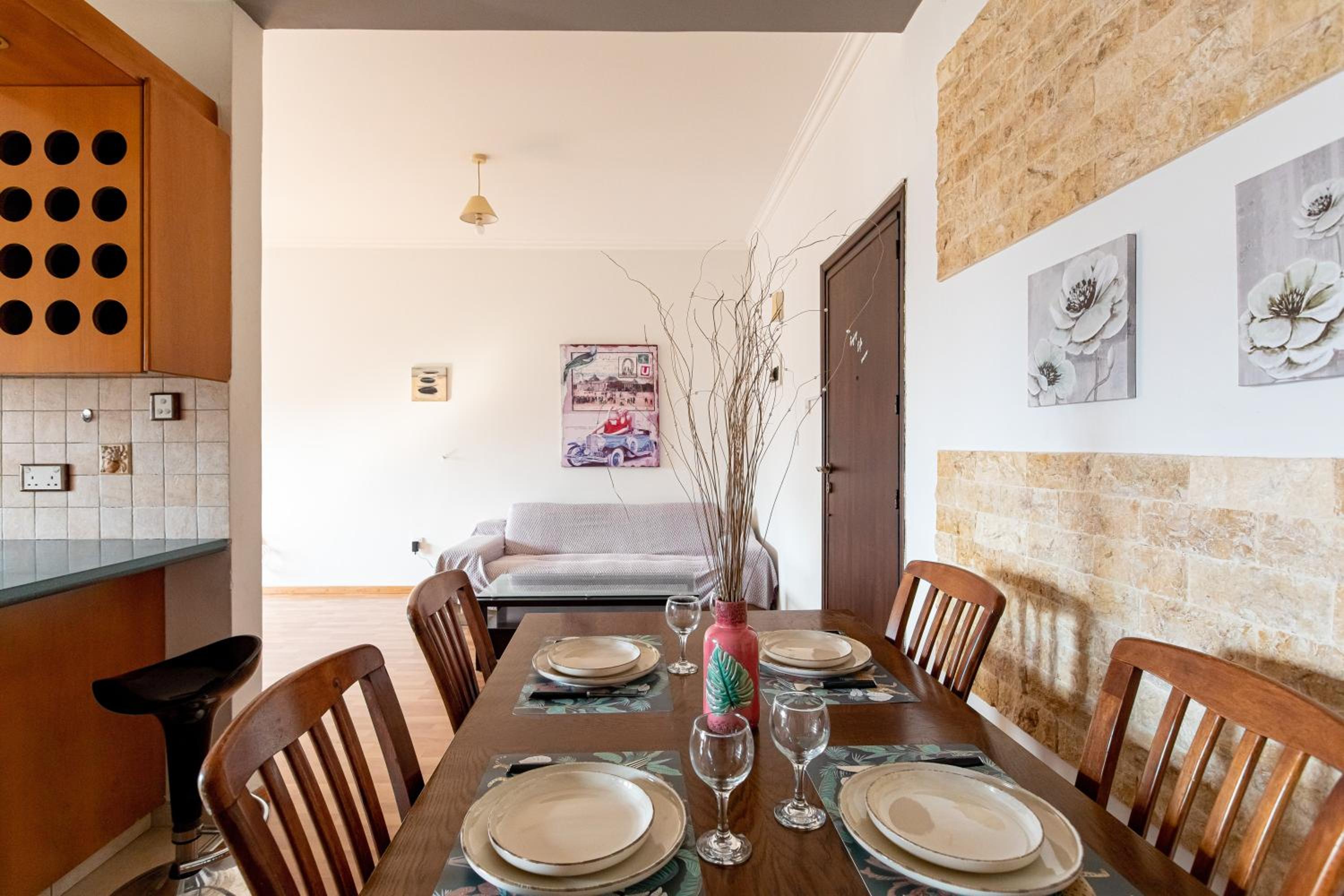 3 bedroom Central Apartment