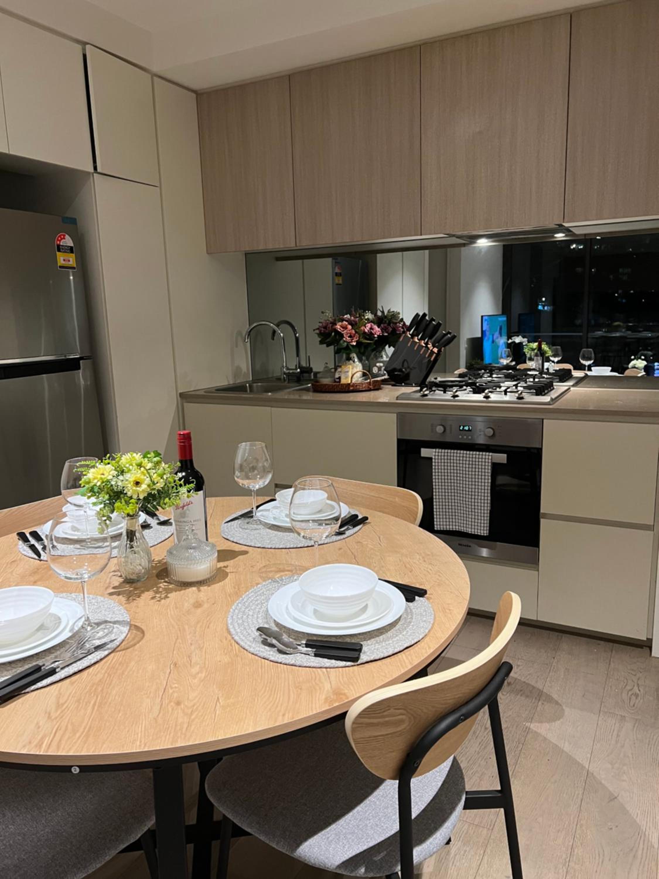 Free Parking Private Room in Docklands - Amazing View - Shared Washroom - Homestay with Host