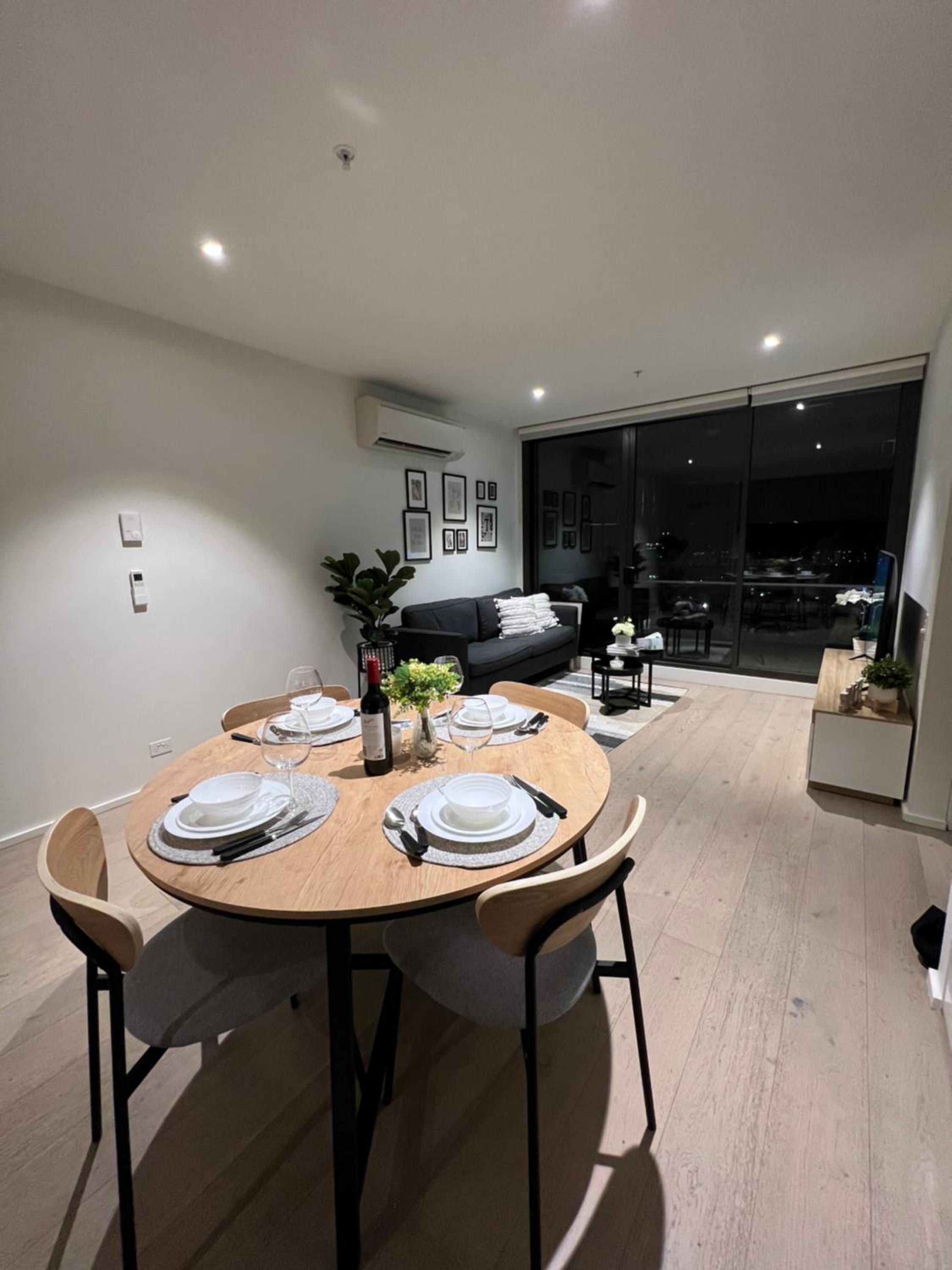 Free Parking Private Room in Docklands - Amazing View - Shared Washroom - Homestay with Host