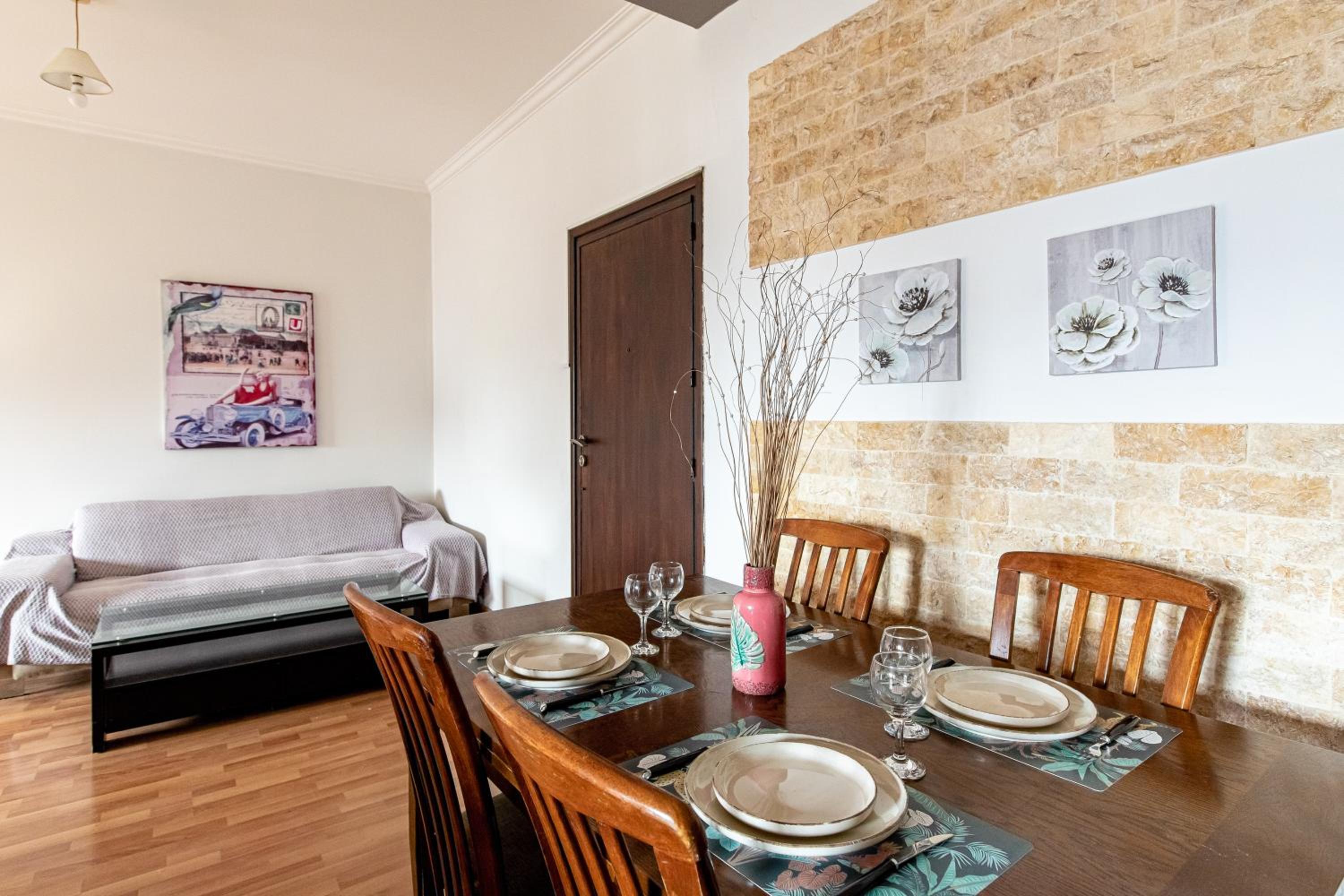 3 bedroom Central Apartment
