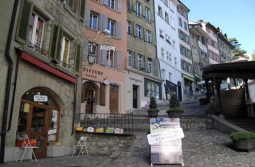 LAUSANNE PULLY SKI lakeside street and direct bus to Lausanne train station