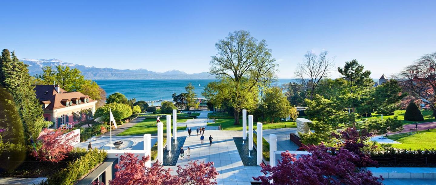 LAUSANNE PULLY SKI lakeside street and direct bus to Lausanne train station
