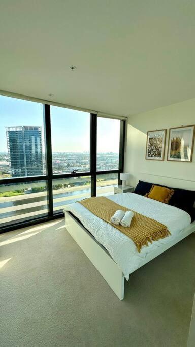 Free Parking Private Room in Docklands - Amazing View - Shared Washroom - Homestay with Host