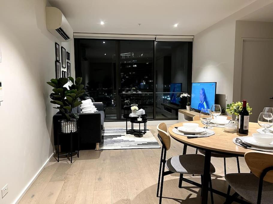 Free Parking Private Room in Docklands - Amazing View - Shared Washroom - Homestay with Host
