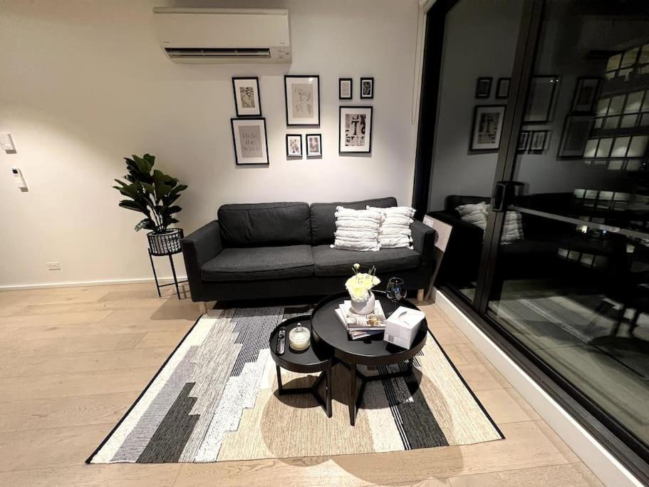 Free Parking Private Room in Docklands - Amazing View - Shared Washroom - Homestay with Host