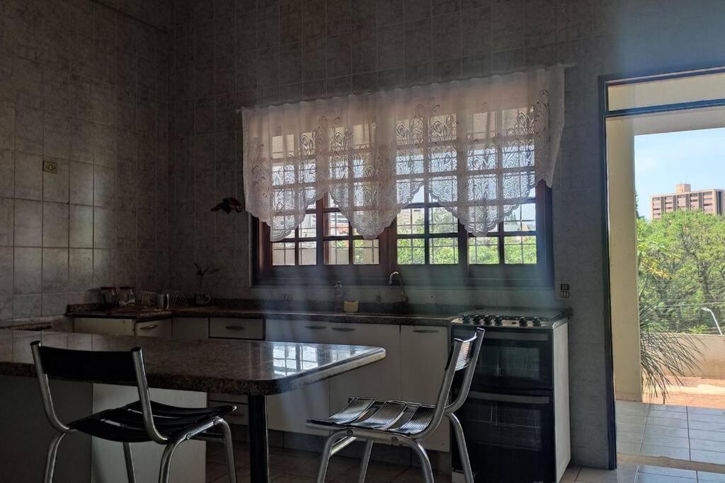 Casa Agradável, Arejada, Espaçosa, Perto de Tudo