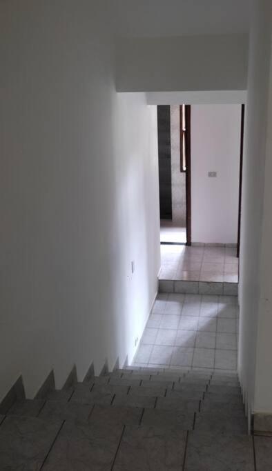 Casa Agradável, Arejada, Espaçosa, Perto de Tudo