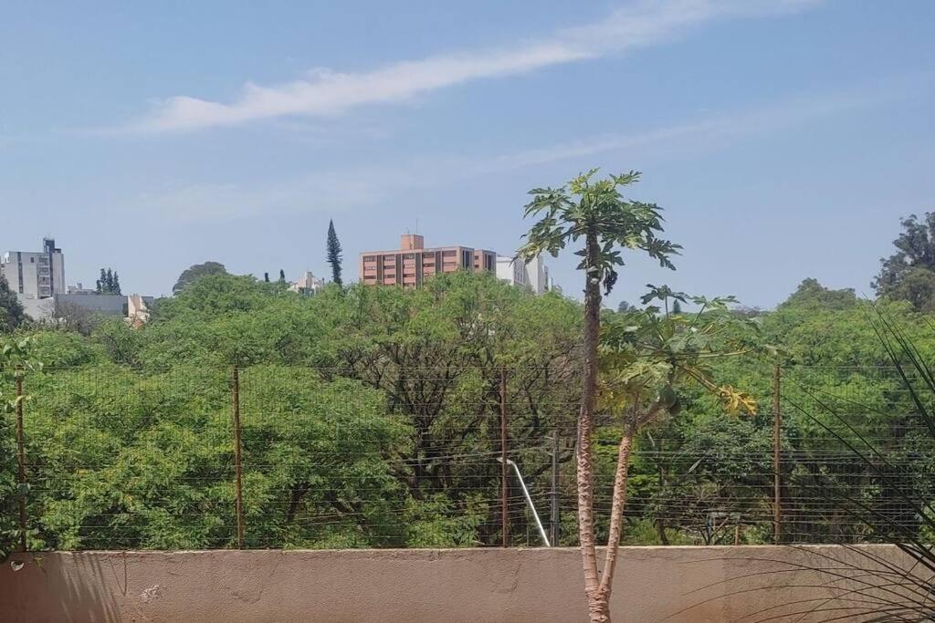Casa Agradável, Arejada, Espaçosa, Perto de Tudo