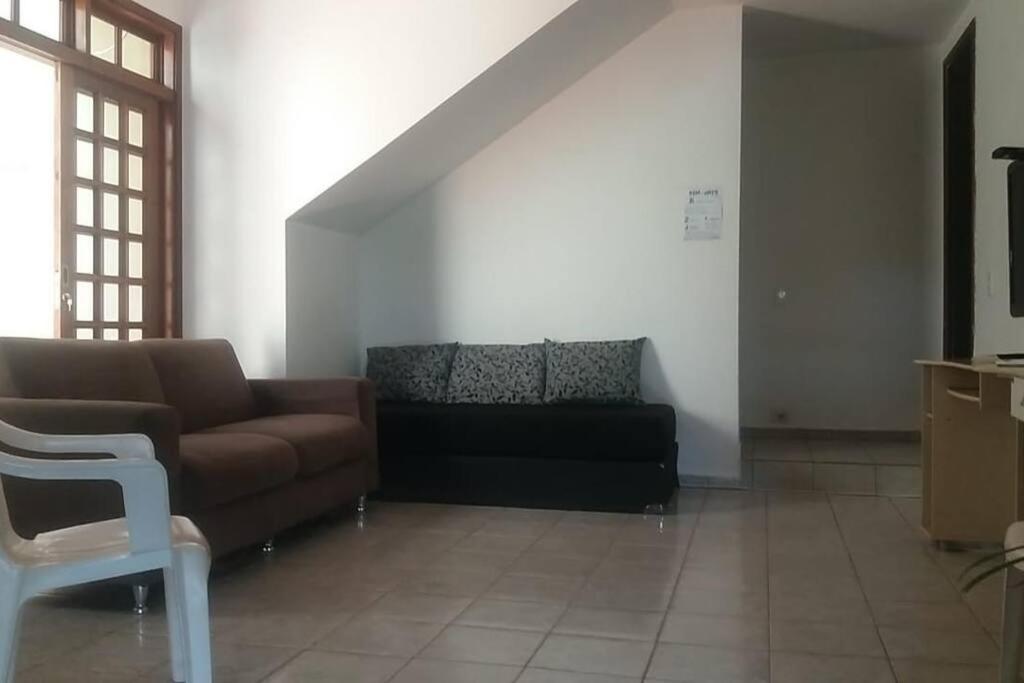 Casa Agradável, Arejada, Espaçosa, Perto de Tudo