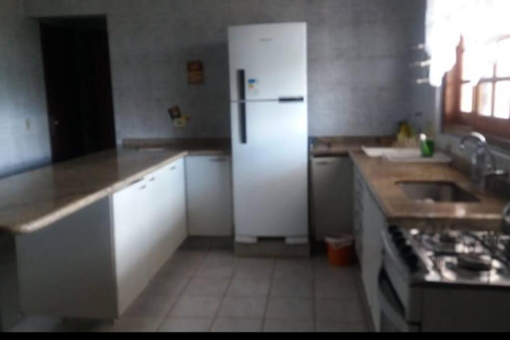 Casa Agradável, Arejada, Espaçosa, Perto de Tudo