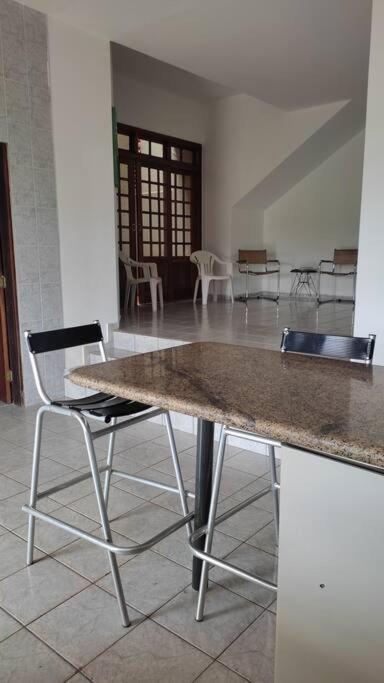 Casa Agradável, Arejada, Espaçosa, Perto de Tudo