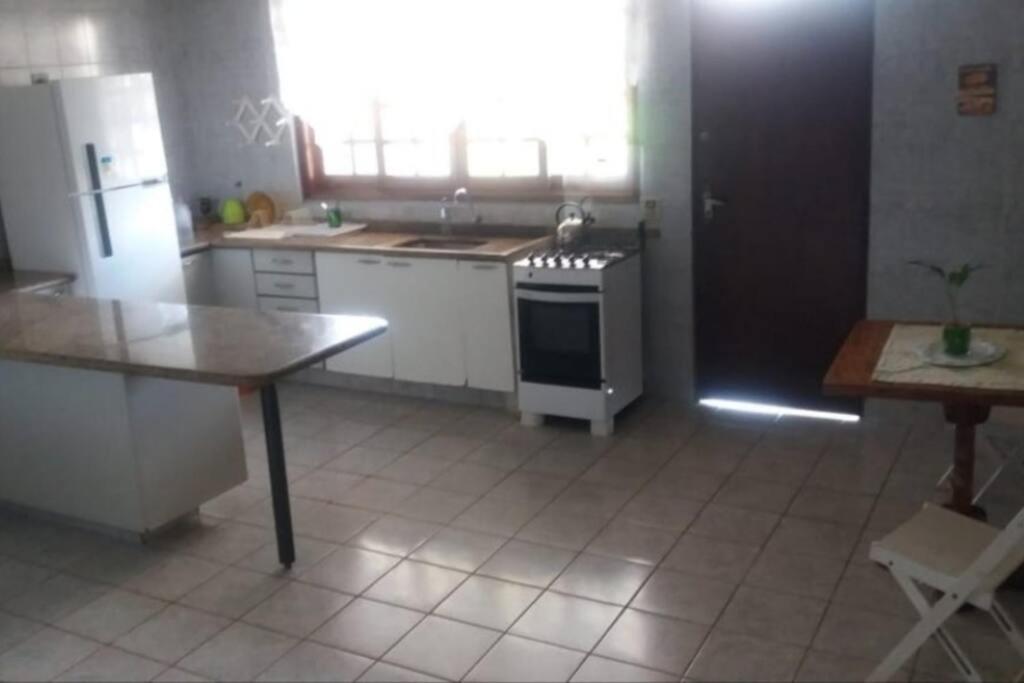Casa Agradável, Arejada, Espaçosa, Perto de Tudo